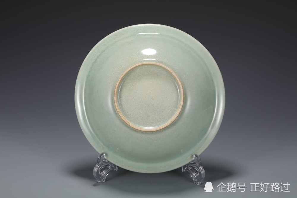 南宋龙泉窑粉青釉折沿盘