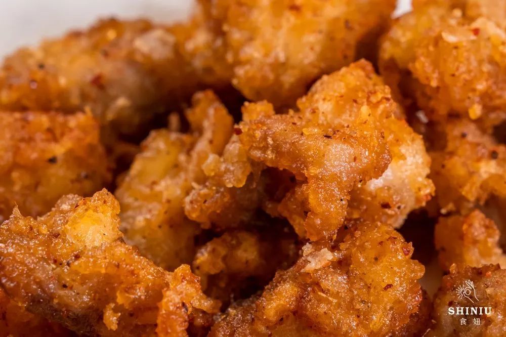 小酥肉,酥软柔嫩,肥瘦的比例把握得不错,入口肉质还是挺细腻的,加上