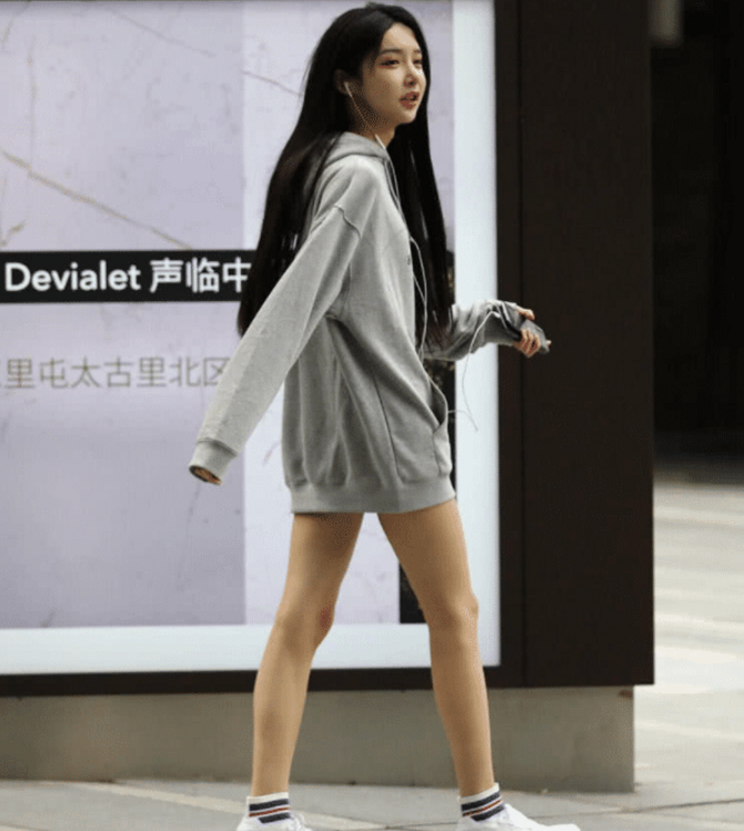 女装大佬艾比挑战下衣失踪,大长腿引人侧目,原相机下皮肤抢镜!