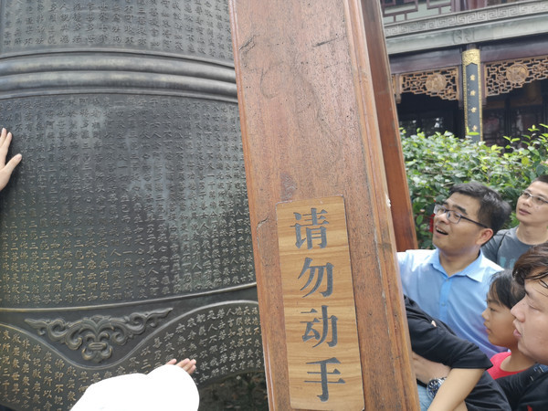 为什么中国游客喜欢到处摸,明明写的"请勿动手",却视而不见