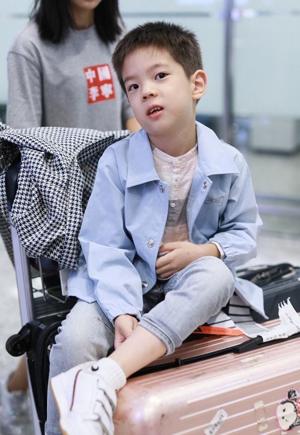 霍思燕难得化次妆走机场!还带着嗯哼大王,清纯女神变时尚辣妈