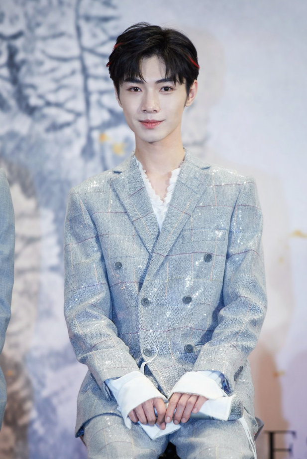 晓星尘换现代装啦,亮片元素 复古格子元素,诠释了不一样的风格