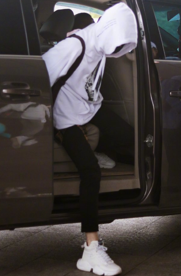 其实男生的腿要比女生还要精致的呢,就好比如大家都很熟悉的何洛洛,他