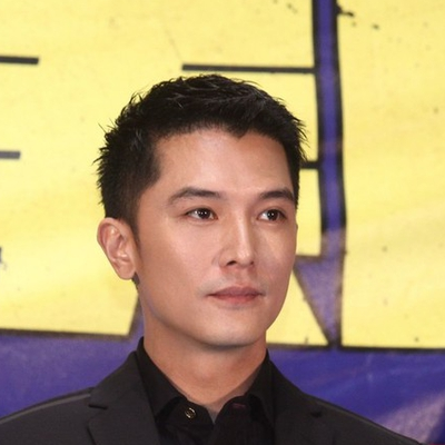 邱泽留寸头配黑西装潇洒帅气型