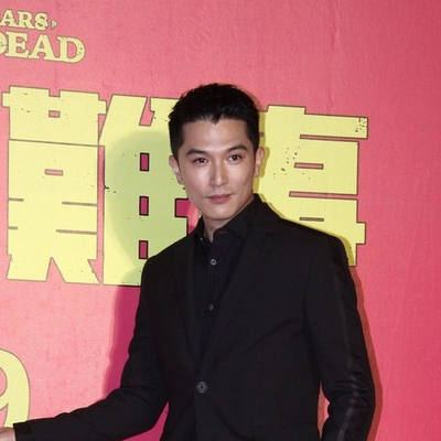 邱泽留寸头配黑西装潇洒帅气型