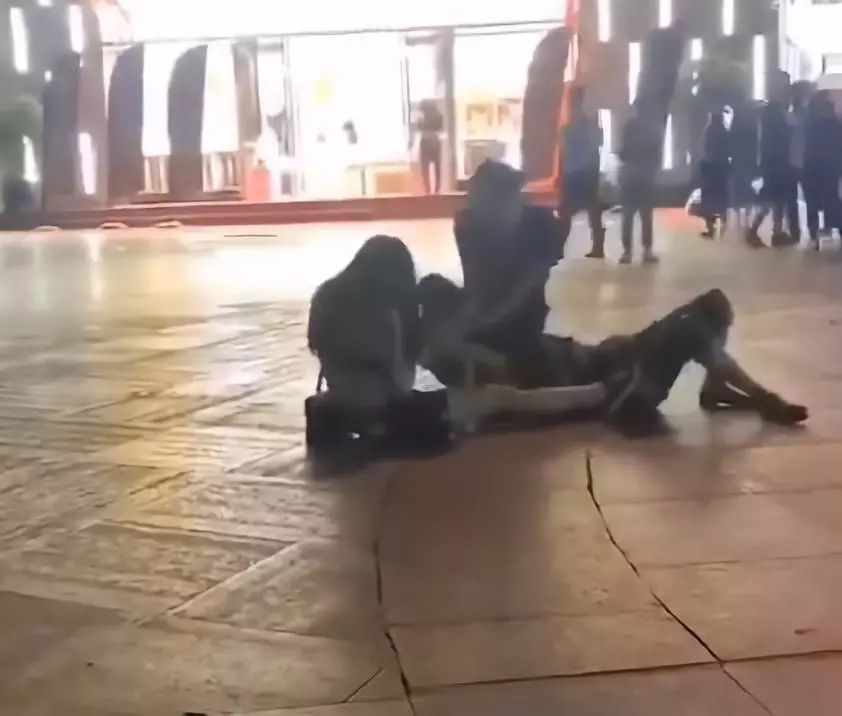 10月新闻最新报道!街头两女子打架,衣服都扯掉