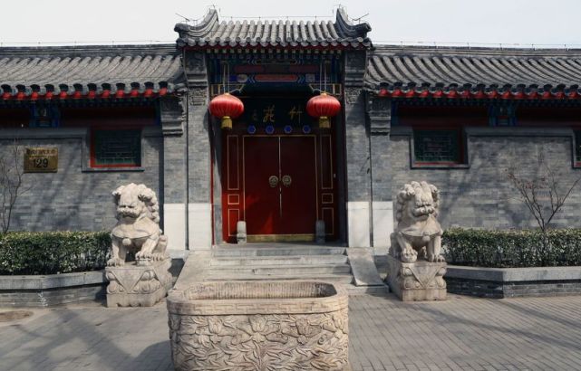 明清时期,守门石狮已经成为人们喜闻乐见的吉祥瑞兽,成为了建筑装饰中
