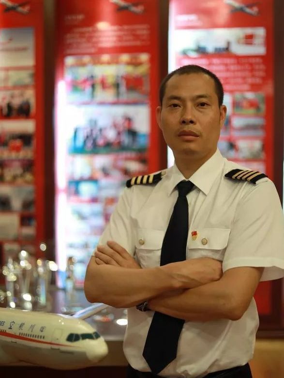 川航8633成奇迹,《中国机长》致敬英雄上演空中求生却仍有三点不足
