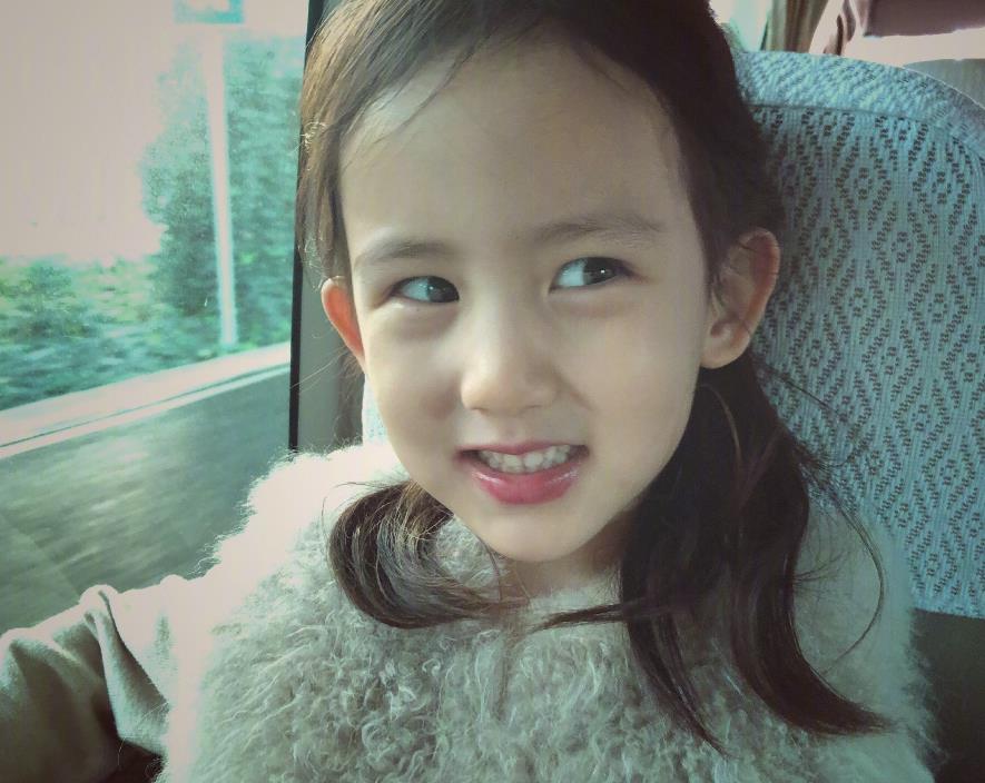 黄磊晒逻辑鬼才多妹从姐姐头上打洞变成她女儿老父亲直呼吓人