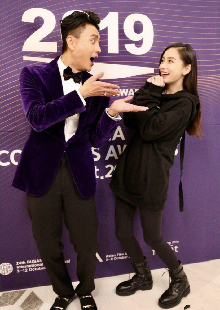 杨颖和帅哥合影,7年后男生一如既往的帅气,杨颖变化好大_腾讯新闻