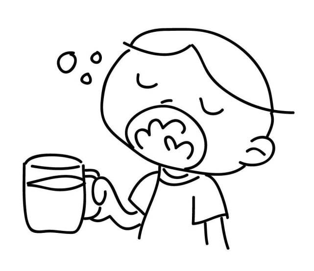 饭后立即喝水漱口.