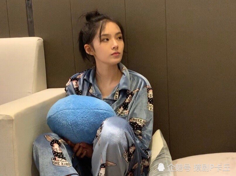 朱云慧在节目刚播出的前几期节目中看着很风光很开朗,但其实就像她