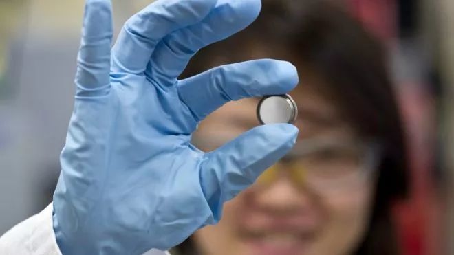 whittingham)采用硫化钛作为正极材料,金属锂作为负极材料,制成首个锂