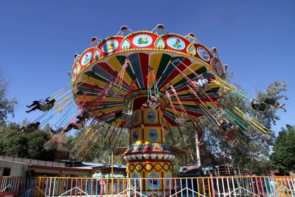 生态停车场秩序井然,标识标牌美观时尚,无线网络覆盖提升游玩体验