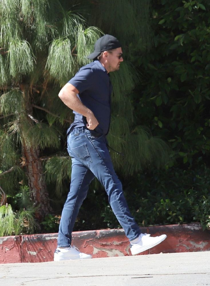 莱昂纳多迪卡普里奥穿短衬衫配牛仔裤现身 墨镜遮面打扮低调休闲