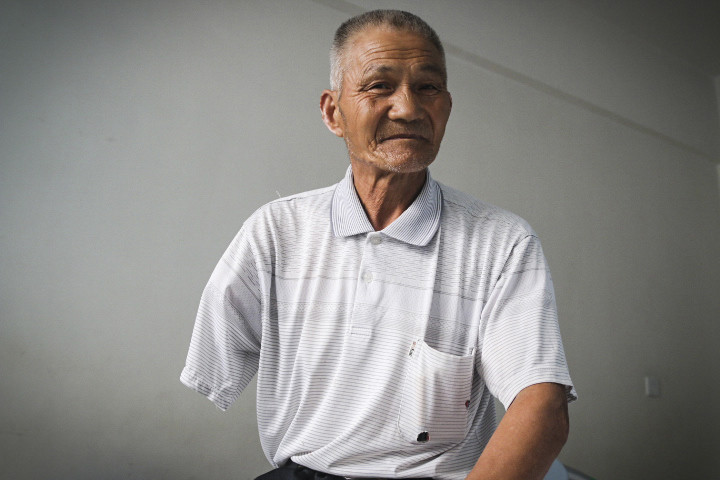 65岁独臂老人打理60亩果园月挣千元让儿子站起来需要30万