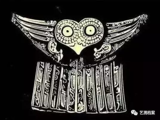 鸮在后世被视为不祥之鸟,青铜器上的鸮纹,与此相像,作正面站立形,双翅