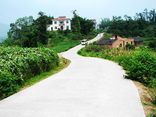 村民集资修建的村道,不允许本村没交钱的人通过,到底该不该?