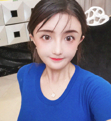 古阿扎是斗鱼二台的一位女解说,之前她只是一位女主播的时候人气并不