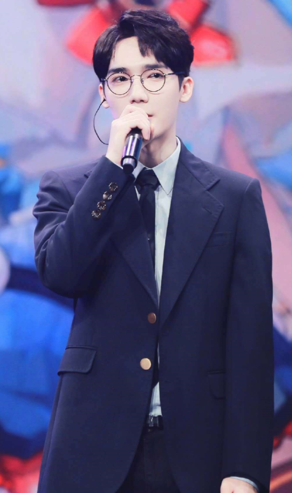 黑色的西装在曹煜辰的身上,看起来有一种雅痞的感觉