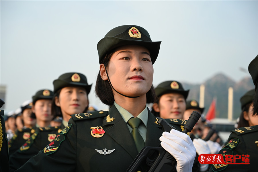 差点因为脸型被淘汰,这个女兵不服输的样子真美!