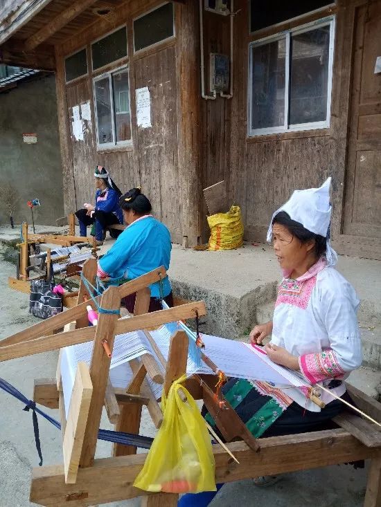 高德飞出生地党央村,村里妇女在织布据榕江警方向红星新闻透露:"