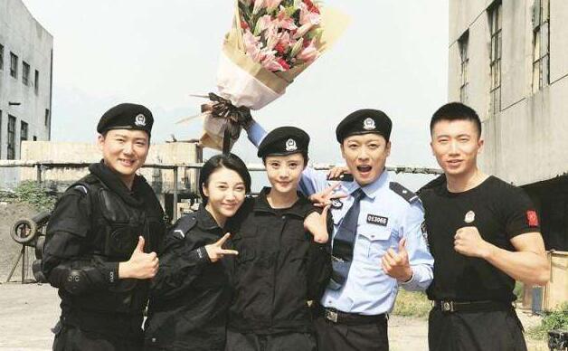 与黎雯雯,杨思过,柳晓婷等人在校园中建立了深厚友谊,并逐渐揭开父