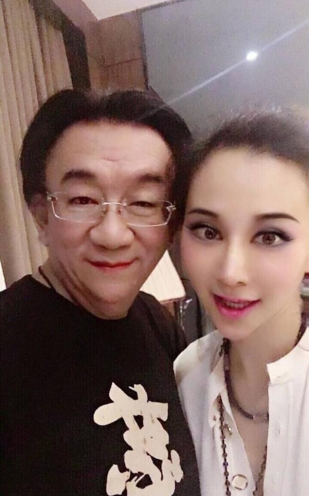 因为安娜金的原名叫"韦毓雯,但是为了时髦,给自己取了个名字叫"