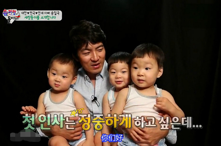 宋家三胞胎近照,穿着一样表情搞怪,稚嫩字迹让人忍俊不禁