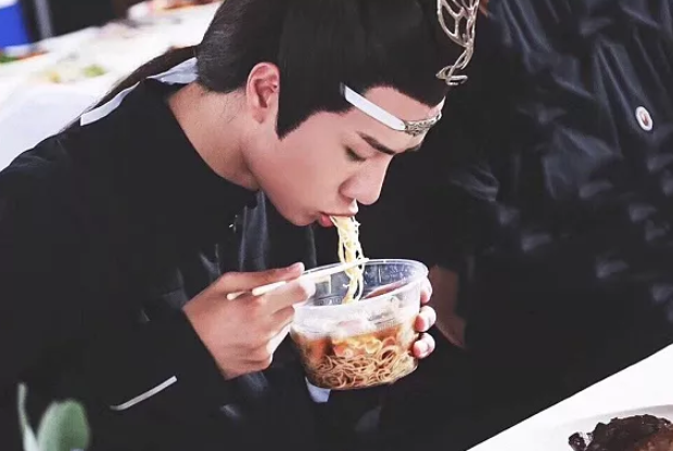 王一博在剧组"吃面条",当镜头拍到他拿碗的姿势,我没有看错吧