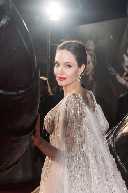 朱莉瘦成纸片人,拖地斗篷配大红唇好霸气,颜值不输21岁范宁