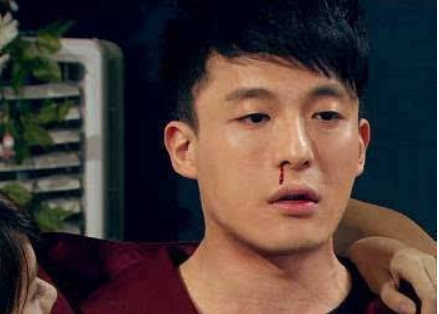 电竞男解说直播时"流鼻血",是旁边有"福利"还是天气太干燥?