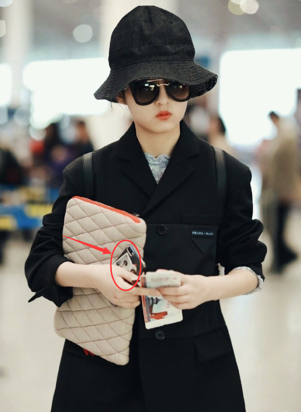 有种"真爱"叫张子枫的手机壳图案,得知是谁后,真怀疑看错了!