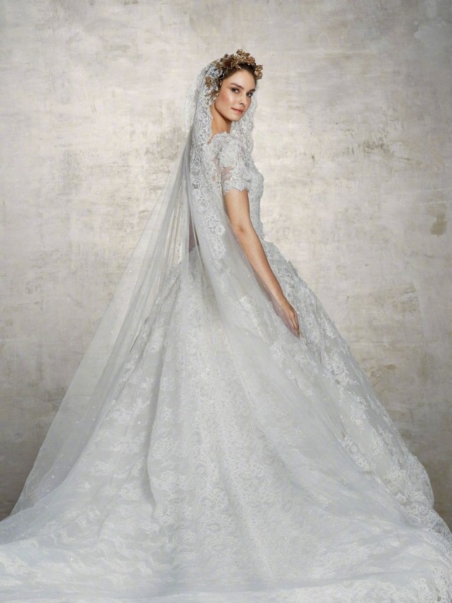 白色拖地婚纱,温柔大方显气质