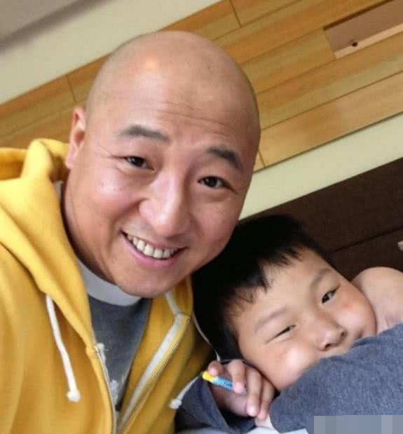 曾经离开零点乐队的他,多年的金牌小配角,与老婆离婚后努力抚养儿子