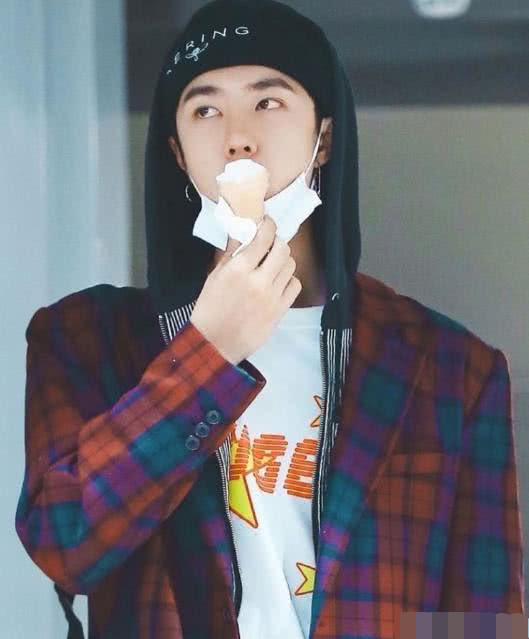 王一博雪糕融化,下意识反应毫无偶像包袱,像极了我平时的模样