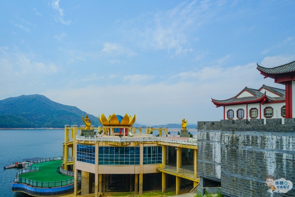 西風禪寺建於唐代,原名獅子庵,西風洞禪寺,位於太湖縣花亭湖畔鳳凰山