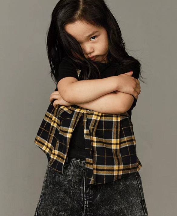 董璇女儿近照曝光,3岁成国际童模,走秀面无表情眼神坚毅显成熟