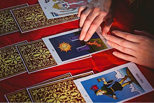 神准塔罗占卜:Ta对你有感觉吗?还是你在单相思