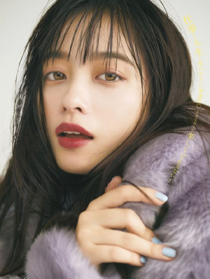 桥本环奈,大众的梦中情人,演绎绿色紫色风格,诠释慵懒小恶魔