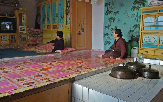 东北睡炕全家一起睡,新婚夫妇不觉得别扭吗?今天终于明白了!
