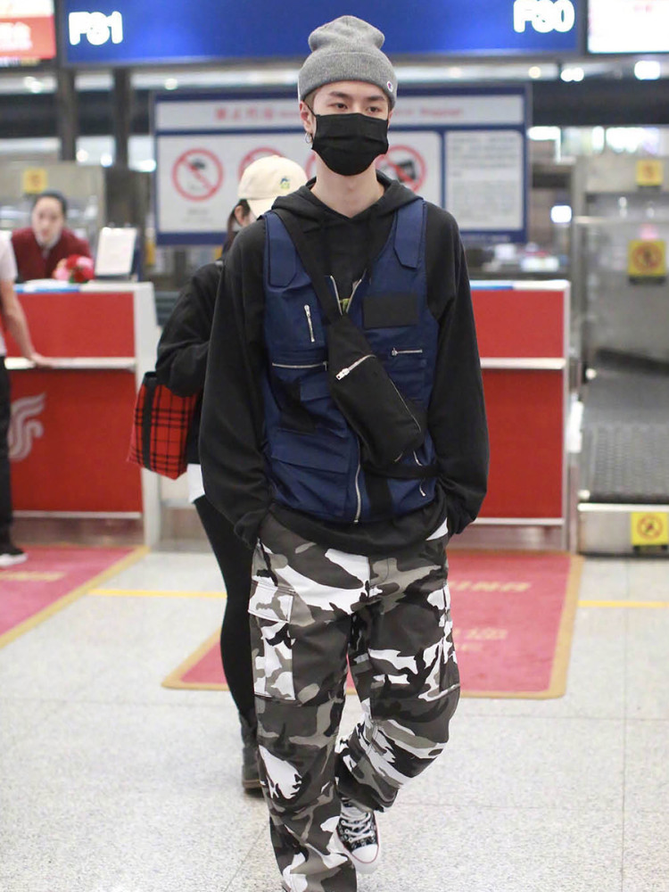 王一博真个性,穿"半永久式"马甲,一般人hold不住