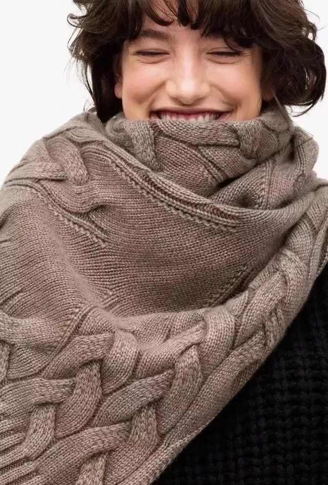 编织一款大牌围巾,很特别的双螺纹花样,附编织说明