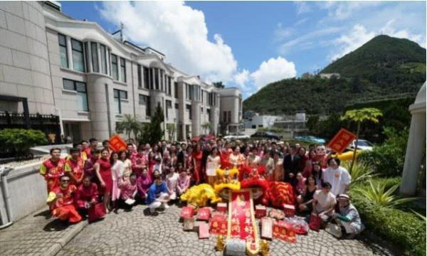 何猷君|何猷君难得晒儿子却被20亿豪宅抢镜，房间堆满杂物很有生活气息