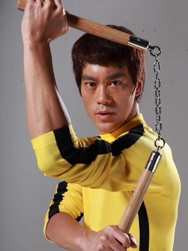 李小龙用他的双节棍可以轻松击出1600磅的力量;他的寸拳可以将一个膀