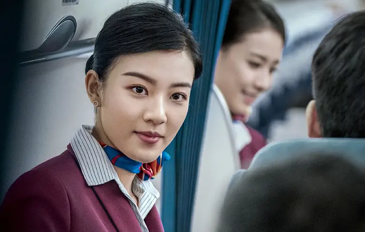 《中国机长》5位空姐,2个165,2个168,只有她身高171