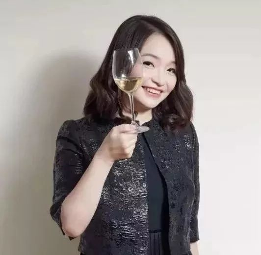 孟蕾lei meng香槟校尉,由法国官方香槟骑士襟彰会授勋.