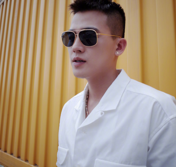 欧豪自曝年轻时没人追看到他的证件照后换成谁谁也不追啊