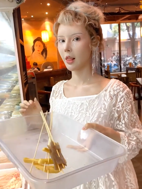迪丽拉为证颜值"素颜"吃火锅,看清长相,求你以后化完妆再出门