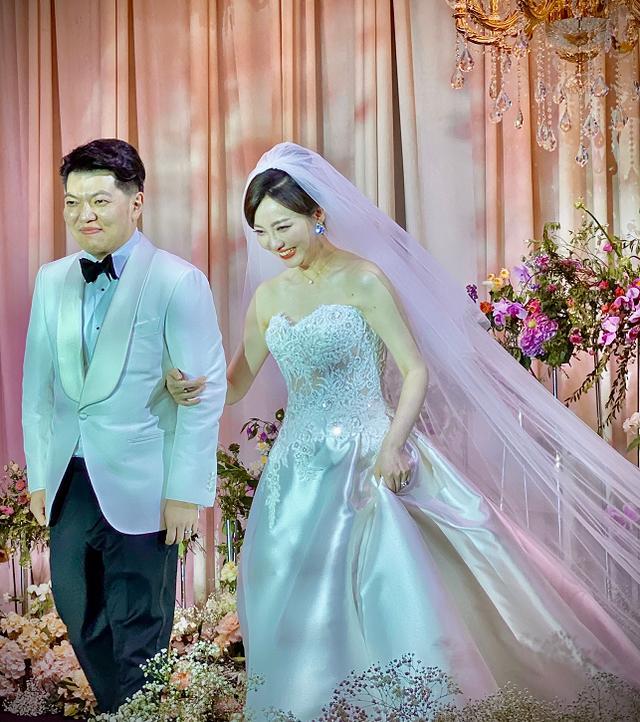 安徽卫视一姐余声晒婚礼花絮照,伴娘团颜值超高,平均身高180